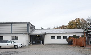 In der kleinen Festhalle (r.) in Levern könnte ein Impfzentrum eingerichtet werden, das von allen Stemweder Hausarztpraxen genutzt werden könnte. - Joern Spreen-Ledebur