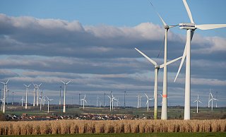 Windräder bestimmen das Landschaftsbild in weiten Teilen der Paderborner Hochfläche, so wie hier mit Blick nach Nordosten auf Dahl. - Hans-Hermann Igges (Archiv)