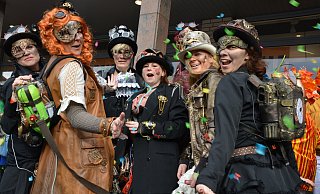 Schön schräg: So abgefahren wurde zuletzt im Februar 2020 die Stukenbrocker Weiberfastnacht gefeiert. Kurz darauf erreichte das Corona-Virus ganz Deutschland. Und seitdem ist Schluss mit lustig. - Karin Prignitz