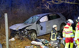 Bei einem Unfall auf dem Autobahnzubringer (L776) in Büren kam am frühen Montagmorgen ein mit zwei Personen besetzter VW Golf nach rechts von der Fahrbahn ab, prallte gegen zwei Bäume und blieb unterhalb der Straße liegen. - Ralph Meyer