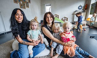 Melanie Theeßen und Patricia Cuna Rodriguez müssen die beliebte Kindertagespflege "Stadtkinder" im Bielefelder Westen jetzt schließen, weil sie aus den Räumen ausziehen müssen und bisher keine Alternative gefunden haben. - Sarah Jonek Fotografie