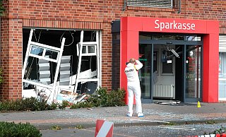 Vor vier Wochen gesprengt: Der Geldautomat an der Thaddäusstraße in Verl-Sürenheide: Kriminaltechniker aus dem Polizeipräsidium Bielefeld sichern die Spuren. - Andreas Frücht