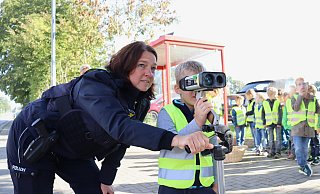 Polizeihauptkomissarin Jennifer Landwehrmeyer misst mit dem fünfjährigen Leonard die Geschwindikeit. - Henrike Buschmann