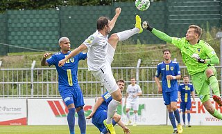 Zum Glück nur kurz außer Gefecht: Simon Engelmann (weißes Trikot) hat seine muskulären Probleme überwunden und kann beim SV Rödinghausen wieder mitwirken. - Joel Beinke