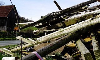 Ein ganz schön großer Haufen: Seit dem Abriss türmt sich der Schutt an der Straße. - Moritz Räker