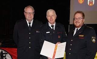 Bezirksbrandmeister Elmar Keuter (v. l.), Ehrenkreisbrandmeister Rudolf Lüke und Kreisbrandmeister Stefan Nostitz. - Burkhard Battran