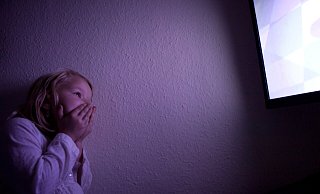 Kinder sollten mit den Nachrichten nicht allein gelassen werden. Es kann aber helfen, sie mit größeren Kindern gemeinsam zu verfolgen. - picture alliance / dpa Themendienst