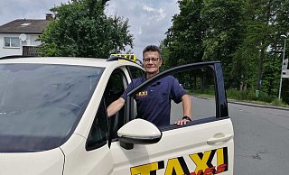 Seit elf Jahren fährt Yasha Akim Taxi. Die Chefin des Unternehmens Taxi-Hannes sieht die Regeln zu Wochenendfahrten am späten Abend kritisch. - Burkhard Battran