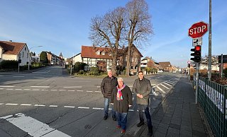 Anwohner Helmut Steins (v.l.), die Vorsitzende des Bezirksausschusses Elsen, Petra Eichstaedt, sowie das Vorstandsmitglied der Ortsunion, Frank Sprick begutachten die Urbanstraße. - CDU