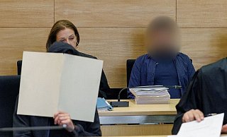 Die beiden Angeklagten im Gerichtssaal (vorne links, hinten rechts). - Friso Gentsch/dpa