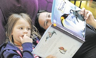 Die Stiftung Lesen gibt regelmäßig eine Studie zum Vorlesen heraus. Sie macht auf die Bedeutung des Vorlesens für die Kommunikation in Familien und die Beziehung zwischen Eltern und Kindern aufmerksam. Foto: Wagner/dpa - Ingo Wagner