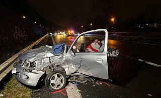 Feuerwehrkräfte mussten das Autowrack eilig auseinanderbiegen und Teile abschneiden, um die Verletzte schellstmöglich zu befreien. Sie starb später im Krankenhaus. - Charlotte Mahncke