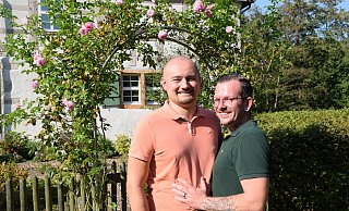 Jan Röbelt (l.) und Philip Maas sind seit drei Jahren ein Paar. Nun werden sie heiraten. - Mareike Patock