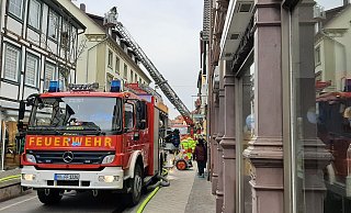 Nach der Explosion am 26. Februar: Die Warburger Feuerwehr ist mit der Drehleiter und mehreren Fahrzeugen an der Einsatzstelle. - Dieter Scholz