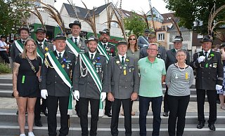 Die langjährigen Schützenbrüder und -schwestern werden auf dem Rathausplatz geehrt. Einige sind befördert worden. - Karin Prignitz
