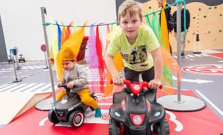 Lio (l.) und Jannik brettern mit ihren Bobby-Cars durch die "Waschstraße". Die ist Teil eines weitläufigen Parcours, der Lust auf Bewegung macht. Ältere Kinder lernen bei dem offenen Angebot der TGH auch die Bedeutung von Ampeln und anderen Verkehrszeichen kennen. - Ralf Bittner