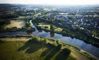 Am rechten Bildrand erstreckt sich auf der Bad Oeynhausener Weserseite der Uferbereich, der durch Terrassenstufen ein neuer Anziehungspunkt werden soll. - THORSTEN ULONSKA