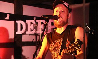 Das Dou North Alone rockt das Arnoldihaus. - Burkhard Battran
