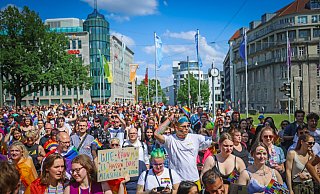 „Wie kann man es hassen, dass Menschen sich lieben“, fragt eine Demonstrantin (vorne) beim Bielefelder Christopher Street Day auf einem Plakat. - Sarah Jonek