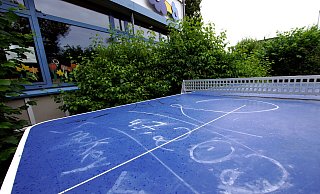 Auf einer Tischtennisplatte auf dem Schulhof der Grundschule Kirchlengern wurden Schmierereien hinterlassen. - Niklas Krämer