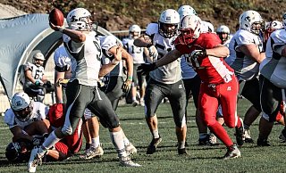 Backup-Quarterback Moritz Gotzmann (Nummer 9) setzt gegen Gelsenkirchen zum Touchdown-Wurf an. - Zarnke