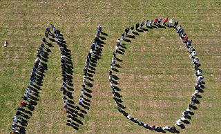 Rund 200 Schüllerinnen und Schüler bilden das "No", das von einer Drohne fotografiert wurde. - BBG