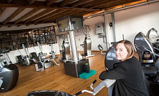 Betriebsleiterin Lisa Marie Bechinka zeigt den Fitnessbereich, der ab sofort nicht nur von Mietern im Denkwerk sondern auch von externen Menschen genutzt werden kann. - Ralf Bittner
