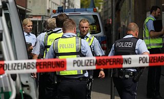 Die Polizei drang am Freitag, 7. Mai, in die Innenstadt-Wohnung der Freundin ein und fand dort Waffen, Drogen und reichlich Bargeld. - Symbolbild: picture alliance/dpa