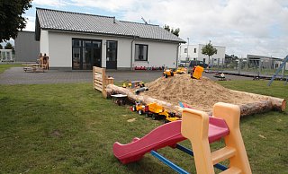 Auf dem gut 1.400 Quadratmeter großen Außengelände können sich die Kinder austoben und kreativ spielen. - Uwe Müller