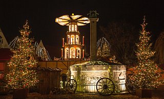 Die zwölf Meter hohe Weihnachtspyramide dreht sich ab dem 27. November wieder auf dem Salzhof. - Vera