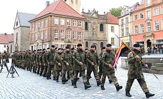 Rund 350 Soldaten des Augustdorfer Panzerbataillons treten auf dem Paderborner Domplatz an. - Henrike Buschmann