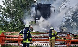 Acht Trupps unter Atemschutz bekämpften die Flammen an und in dem Mähdrescher. - LZ Peckelsheim