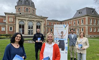 Ruzanna Shahinyan (v. l.), Daniel Koberstein und Cordula Theine waren bei der Präsentation der neuen Gesundheitsbroschüre dabei. Christian Barnbeck und Beate Krämer freuen sich auf die neue Freiluftsaison. - Nicole Sielermann