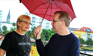 Barbara America-Siekmann von Raddesign im Gespräch mit NW-Redakteur Stefan Brams mitten im Starkregen über die Zukunft des Kesselbrinks. - BARBARA FRANKE