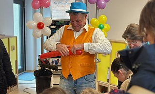 Der Luftballonkünstler Happu Krenz begeistert die großen und kleinen Gäste mit seinen Ballonfiguren. - Danielle Dörsing