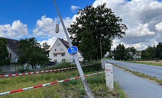 Die Laterne wurde vom Wagen mit voller Wucht getroffen. - Paul Brinkmann