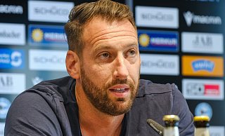 Mitch Kniat, dem Trainer von Arminia Bielefeld, fehlen noch etliche Spieler, darunter die Torhüter, im Kader. - Andreas Zobe