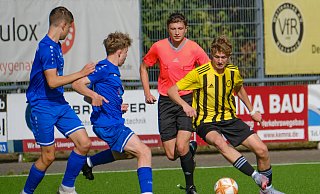 Benjamin Janzen (r.) aus der C-Jugend des VfR Wellensiek nimmt es gleich mit zwei Wettringern auf. - Andreas Zobe