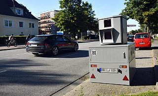 Semistationen kontrollieren die Geschwindigkeit im Straßenverkehr bei Tag und Nacht. Doch für die Auswertung der Blitzerfotos benötigt der Kreis Gütersloh mehr Personal. - picture alliance / Bildagentur-online/Ohde