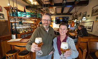 In der Bierstube gibt's kühles Blondes - mit dem hier Betriebsleiterin Katja Loll und Geschäftsführer Andreas Mamerow anstoßen. - Oliver Krato