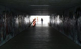 Das Trio stellte sich dem Radler im Tunnel in den Weg. - Symbolfoto: Jens Reichenbach