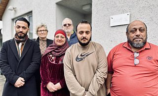 Hisham Abdulzaraq (l.) mit Eltern und Bruder vor dem Haus der Busses (hinten), in dem sie seit acht Jahre wohnen. - Stefan Becker