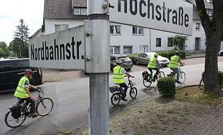 Radfahrer sollten auf der Hochstraße eigentlich bald Vorrang genießen. Allerdings sind die Planer auf unerwartete Probleme bei der Umwidmung zur Fahrradstraße gestoßen. Unter anderem bereiten die Parkplätze - wie im Hintergrund zu sehen - Schwierigkeiten. - Ulf Hanke