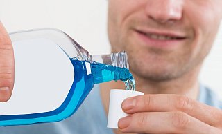 Mundspülungen dürfen nicht als Mittel gegen Infektionskrankheiten beworben werden, urteilt der BGH. - picture alliance / Panther Media