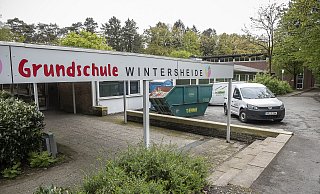 Grundschule Wintersheide: Zumindest der Name der vierten Grundschule für Sennestadt prangte zwischenzeitlich am Eingang der ehemaligen Comeniusschule ian der Elbeallee 130a. Das scheint es aber auch gewesen zu sein für das lange geplante Projekt. - Jörg Dieckmann