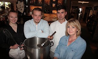 Zwei Neue für die Küche gibt es in der Fischerhütte in Bad Lippspringe. Sonja Braun (l.) und Marius Hoppe (3.v. l.) arbeiten nun an der Seite von Chefkoch Rene Strohdiek. Über das starke, junge Team freut sich Geschäftsführerin Silvia Wiedra. - Uwe Müller