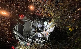 Ein Auto war durch die Wucht des Zusammenpralls auf die Seite beziehungsweise das Dach gekippt. - Feuerwehr Lahde