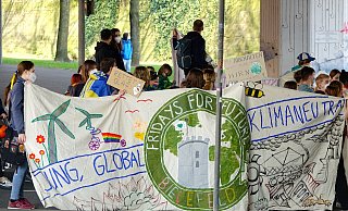 Nicht unbedingt die Banner, wohl aber die Redebeiträge der jungen Bielefelder Klimaaktivisten seinen teils wirklich erschreckend, kritisieren Grünen-Politiker. - Peter Unger