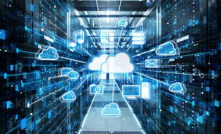 Daten, aber auch Applikationen oder Server, können über Cloud-Dienste online abgerufen werden. - gorodenkoff Daten, aber auch Applikationen oder Server, können über Cloud-Dienste online abgerufen werden. - gorodenkoff