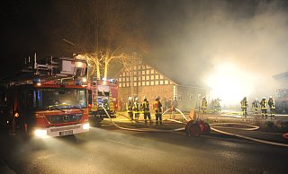 Zeitweise war die Einsatzstelle an der Leverner Straße in dichten Rauch gehüllt - auch in dem Moment, als der Gelenkmast der Feuerwehr Espelkamp in Levern eintraf. - Joern Spreen-Ledebur